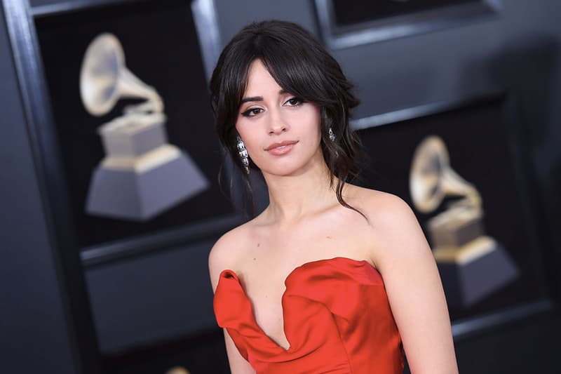 在大家拼命表現時 Camila Cabello 替今晚的紅毯示範了何謂經典 GRAMMY AWARDS