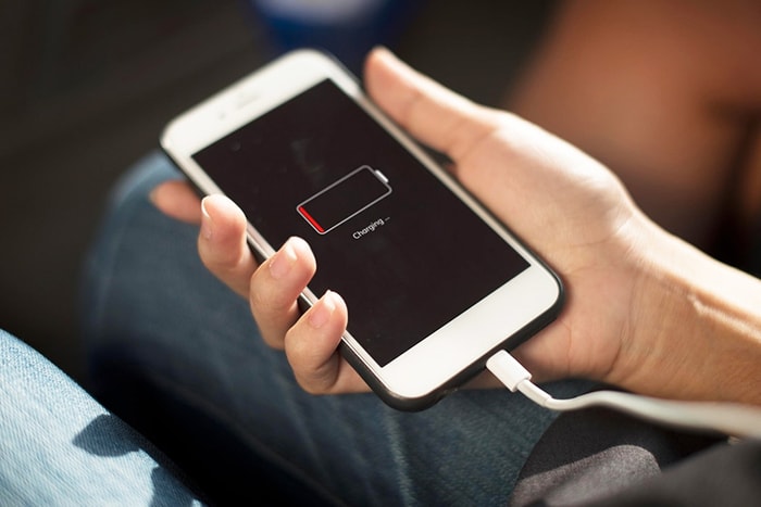 「手機沒電的人,快進來一起崩潰吧!」只有 5% 電以下才能使用的聊天 APP