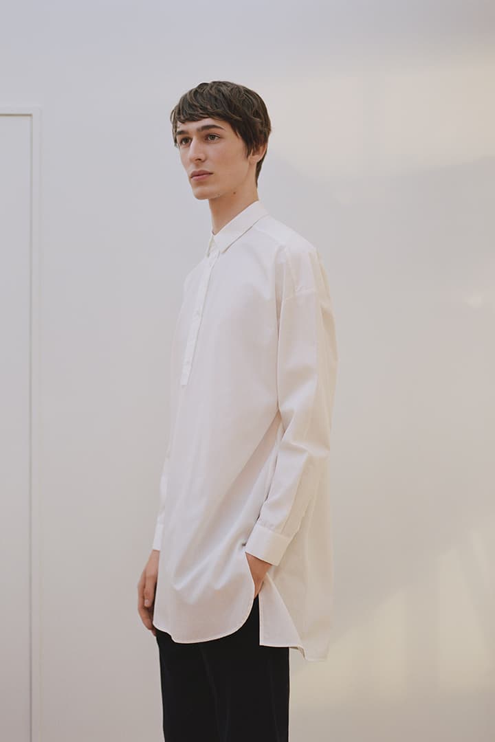 COS 2018 春夏最新宣傳照,以深藍 x 白色譜出極簡輪廓