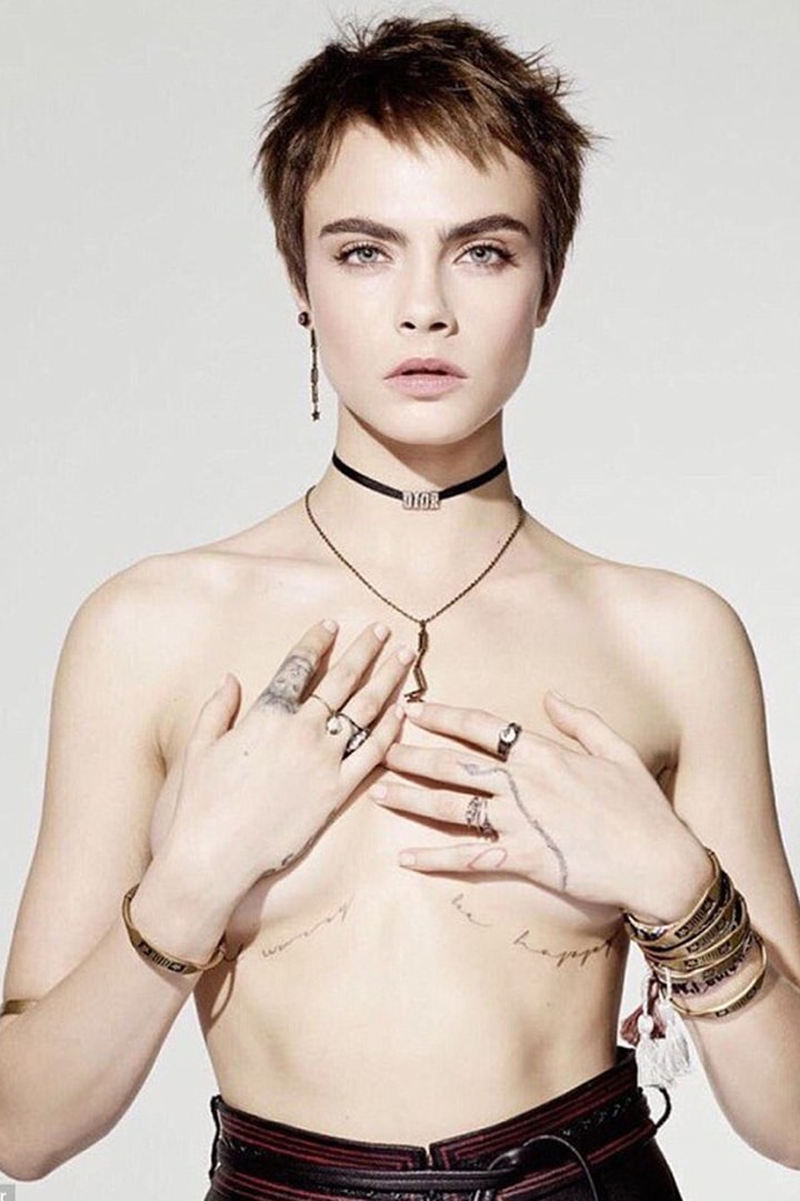 長髮 Look 再現！Cara Delevingne 為新廣告半裸演出，胸下的紋身勵志又性感！