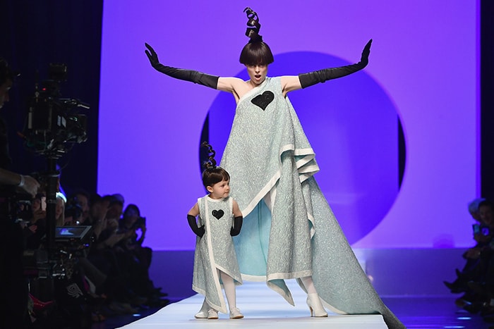 #PFW:一同梳起可愛的「彈弓頭」!Coco Rocha 帶同 2 歲女兒為 JPG 行騷!