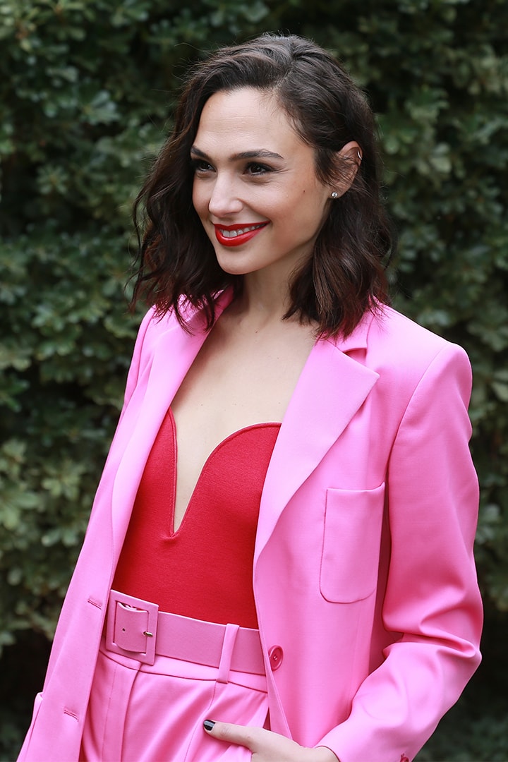 將粉紅色穿出甜味又型格的味道，大概只有 Gal Gadot 駕馭得來！