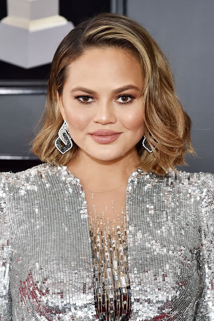今屆 Grammys 紅地氈上的女星 竟然都不約而同地塗上了這色系的唇膏