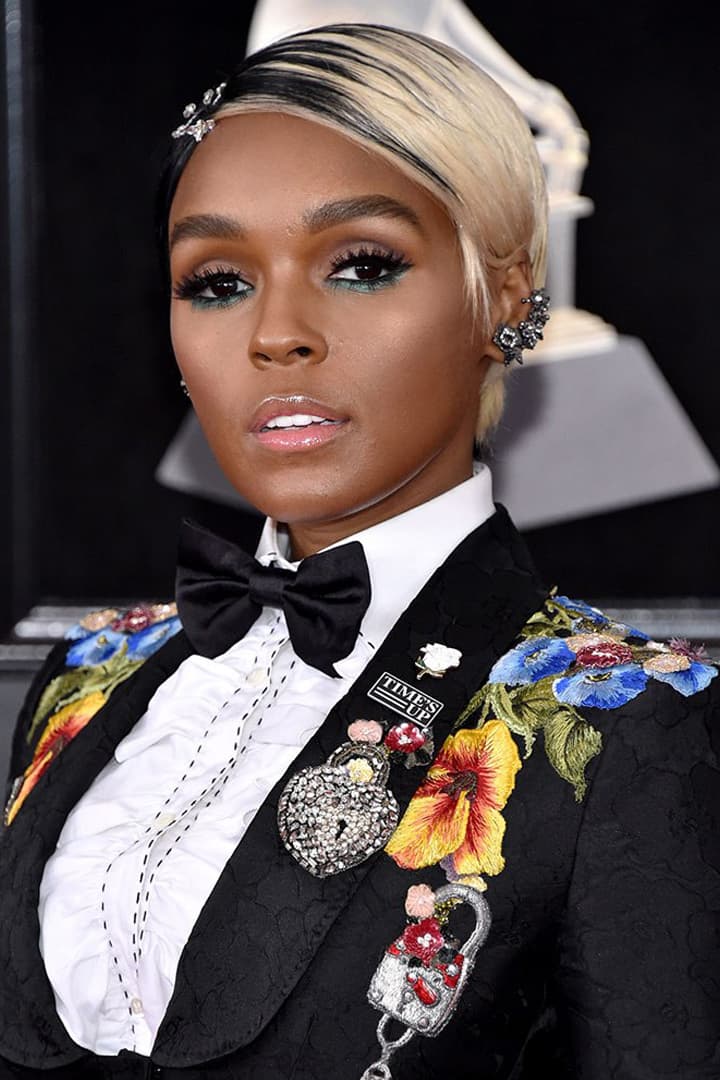 今屆 Grammys 紅地氈上的女星 竟然都不約而同地塗上了這色系的唇膏