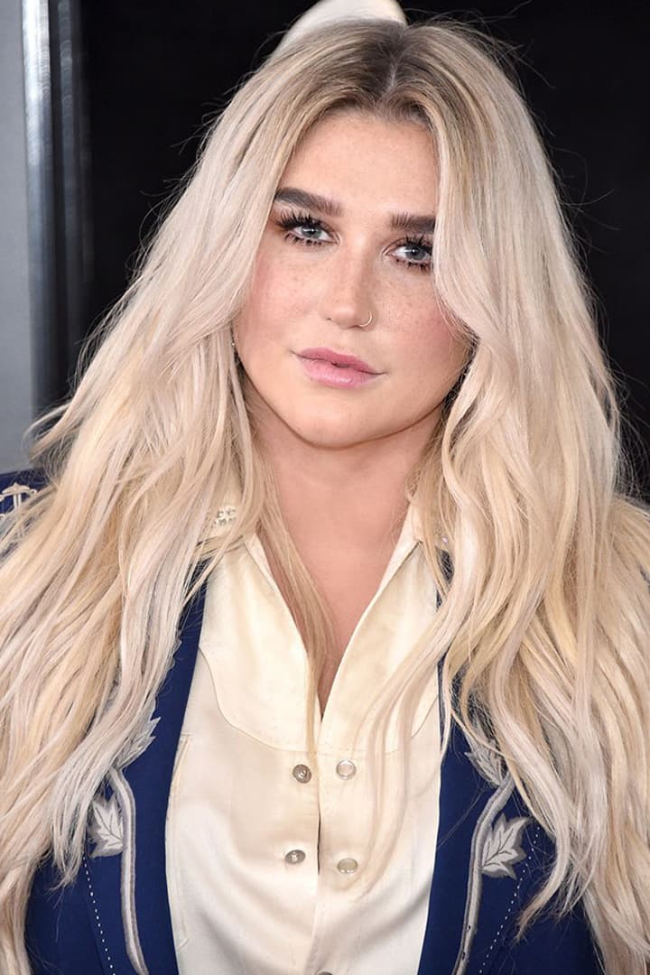 今屆 Grammys 紅地氈上的女星 竟然都不約而同地塗上了這色系的唇膏