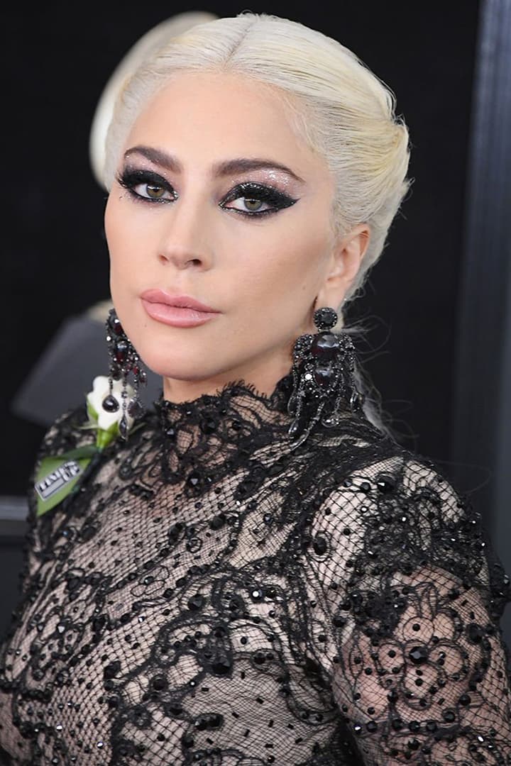 今屆 Grammys 紅地氈上的女星 竟然都不約而同地塗上了這色系的唇膏