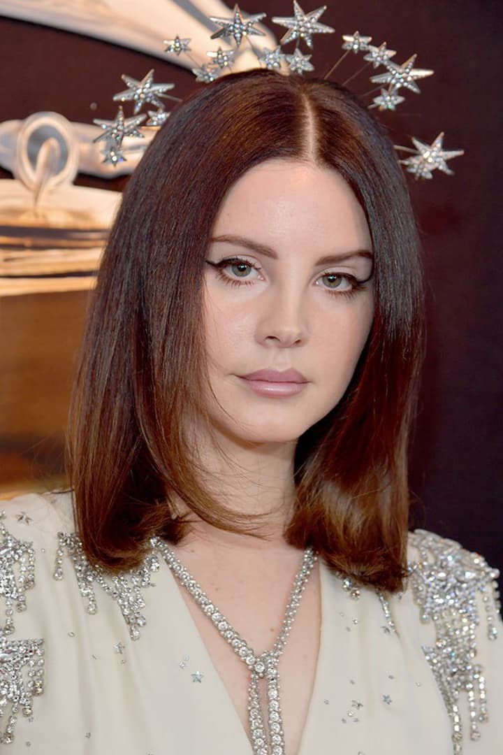 今屆 Grammys 紅地氈上的女星 竟然都不約而同地塗上了這色系的唇膏