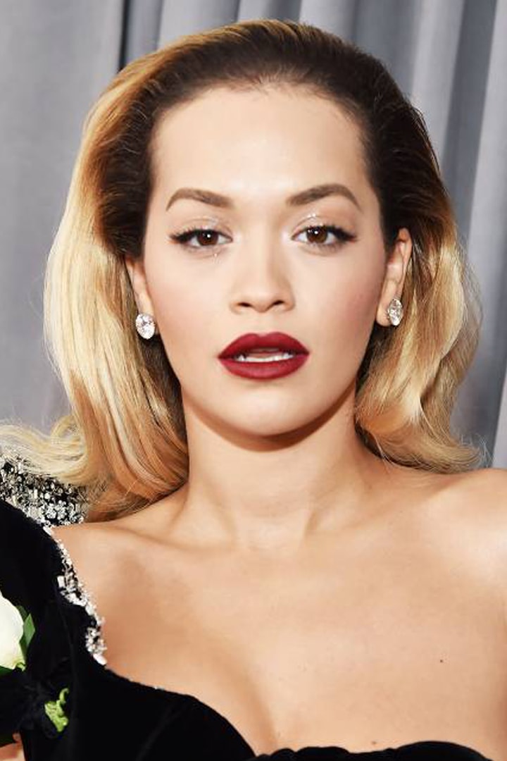 今屆 Grammys 紅地氈上的女星 竟然都不約而同地塗上了這色系的唇膏