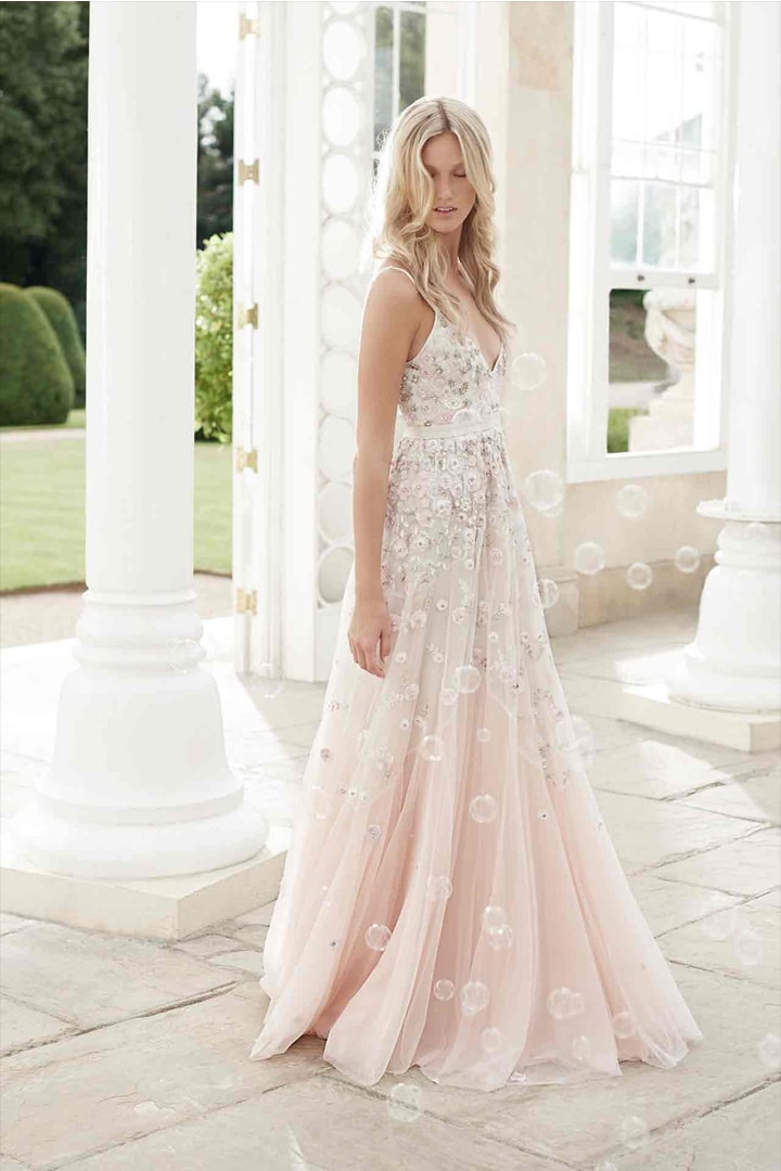 婚紗真的沒有規定是白色的  粉紅色可以讓你看起來更仙氣十足