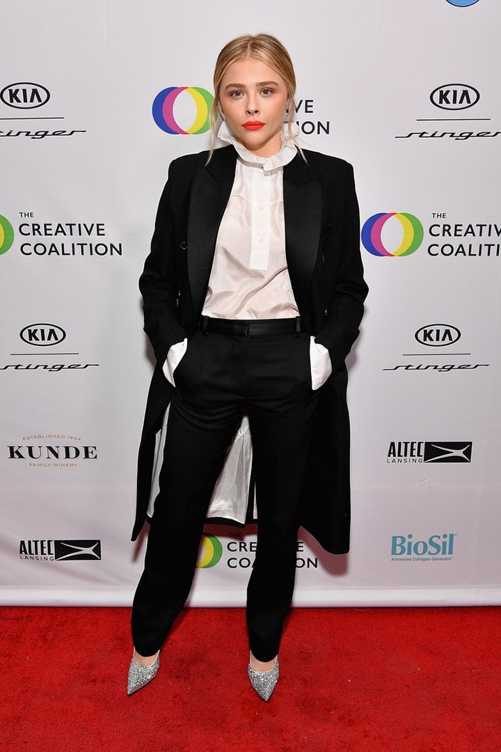 穿上男友媽媽的作品！Chloë Grace Moretz 同一天演繹 2 款 Victoria Beckham 造型