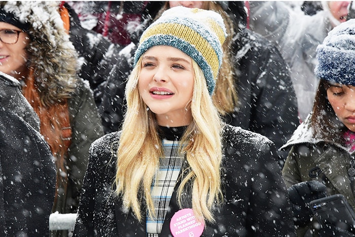 穿上男友媽媽的作品!Chloë Grace Moretz 同一天演繹 2 款 Victoria Beckham 造型