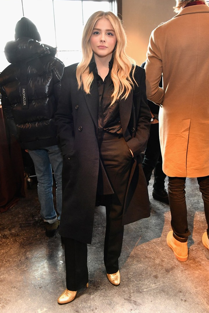 穿上男友媽媽的作品！Chloë Grace Moretz 同一天演繹 2 款 Victoria Beckham 造型