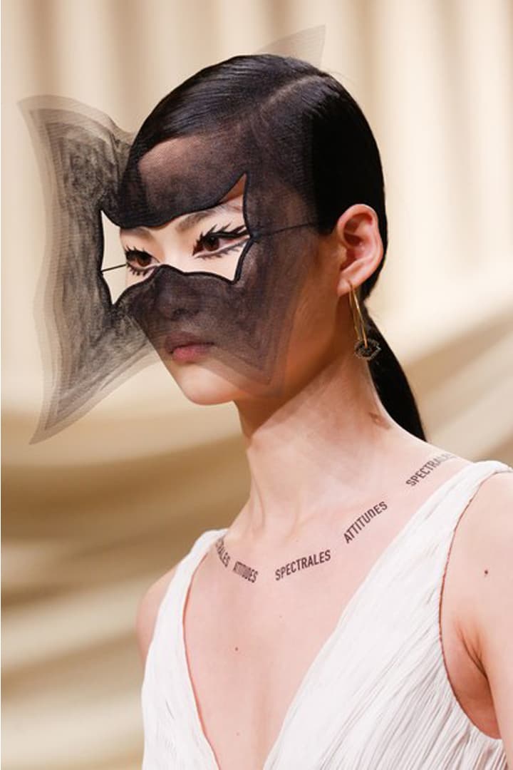 在 Dior 高訂的天橋上 你竟然可以找到一物三用的潮流玩意