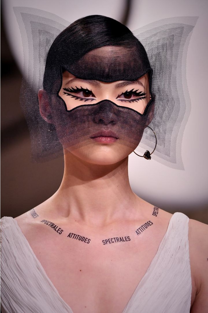 在 Dior 高訂的天橋上  你竟然可以找到一物三用的潮流玩意