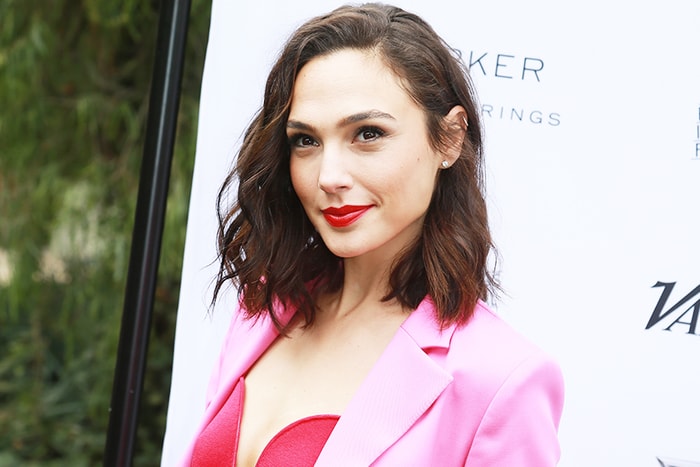 將粉紅色穿出甜味又型格的味道,大概只有 Gal Gadot 駕馭得來!