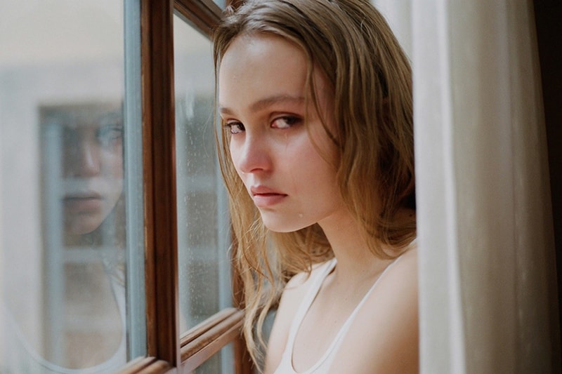 向名模媽媽致敬！Lily Rose Depp 最新半裸寫真，完全是 Vanessa Paradis 的倒模！