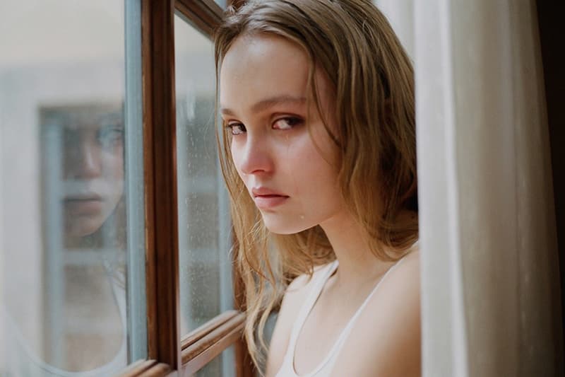 向名模媽媽致敬!Lily Rose Depp 最新半裸寫真,完全是 Vanessa Paradis 的倒模!