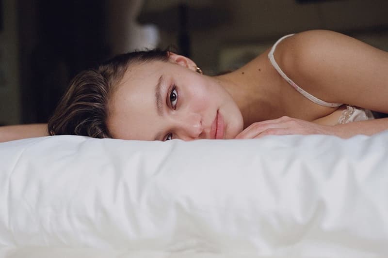 向名模媽媽致敬!Lily Rose Depp 最新半裸寫真,完全是 Vanessa Paradis 的倒模!