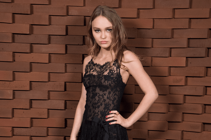 讓人驚喜不絕!Lily Rose Depp 齊蔭短髮 Look 曝光,與好友在海邊半裸暢泳