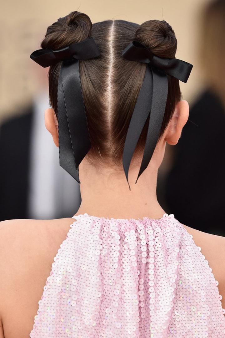 全粉色造型配「春麗」頭！Millie Bobby Brown 穿球鞋走紅地毯很新鮮感！