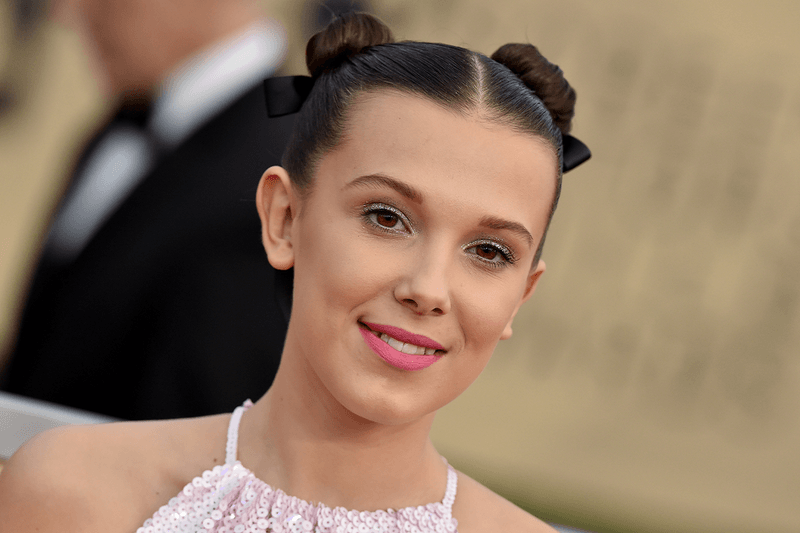 全粉色造型配「春麗」頭！Millie Bobby Brown 穿球鞋走紅地毯很新鮮感！