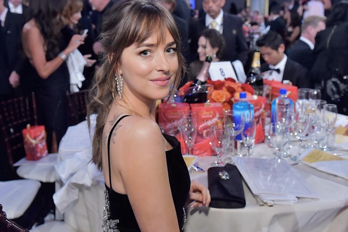 Jennifer Aniston 在台上頒獎,Dakota Johnson 被媒體捕捉到偷瞄 Angelina Jolie 的反應!