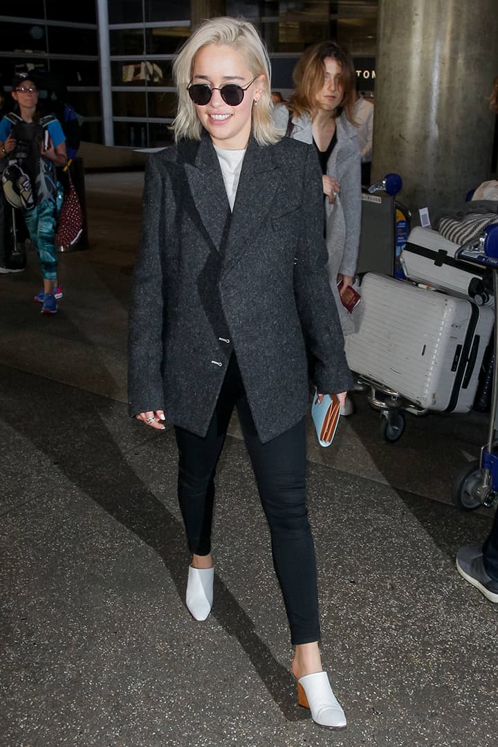 what-was-she-wearing-emilia-clarke-white-mules-shoes_0000_GettyImages-900638418