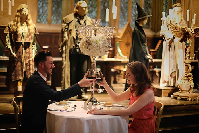 在 9 又 4/3 月台一起喝著奶油啤酒....和戀人來 Hogwarts 度過最奇幻的情人節吧!