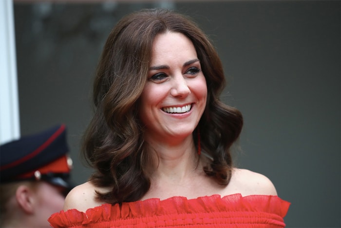 最美孕婦無誤!Kate Middleton 挺孕肚最新亮相,穿上 Alexander McQueen 展現母性光輝