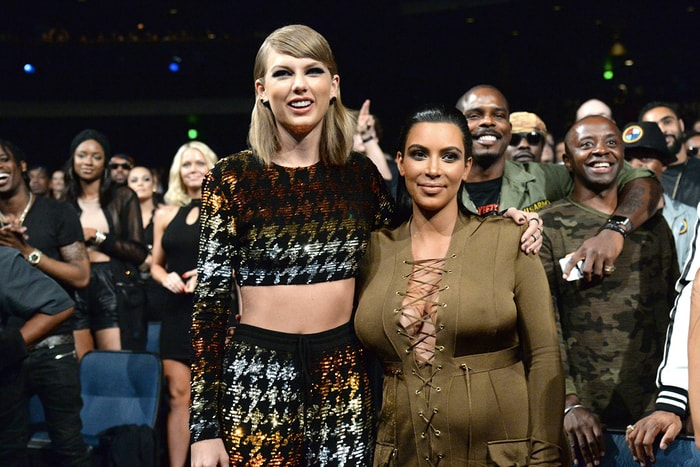 Kim Kardashian 送了一個情人節禮物給死對頭 Taylor Swift:「就算是仇敵也值得這份大禮!」