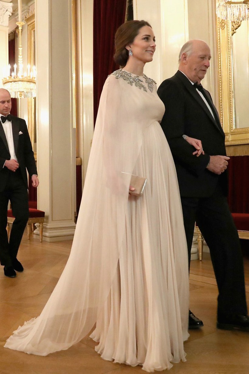 最美孕婦無誤 Kate Middleton 挺孕肚穿上 Alexander McQueen 展現母性光輝