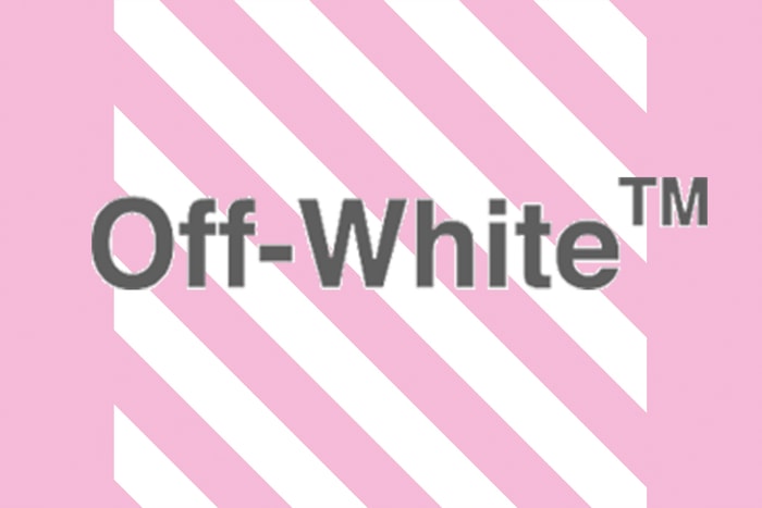 粉紅控怎能不心動?OFF-WHITE 招牌活頁夾手袋也推出了「千禧粉」版本!