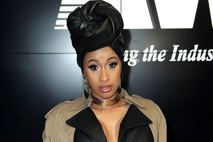 夠膽穿起 $99 的鞋子坐在 Anna Wintour 旁,Cardi B 膽子真大啊!