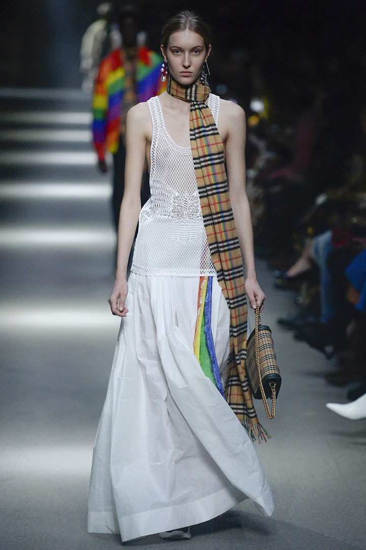 Christopher Bailey 最後一場 Burberry 彩虹時裝騷展現對 LGBTQ 支持
