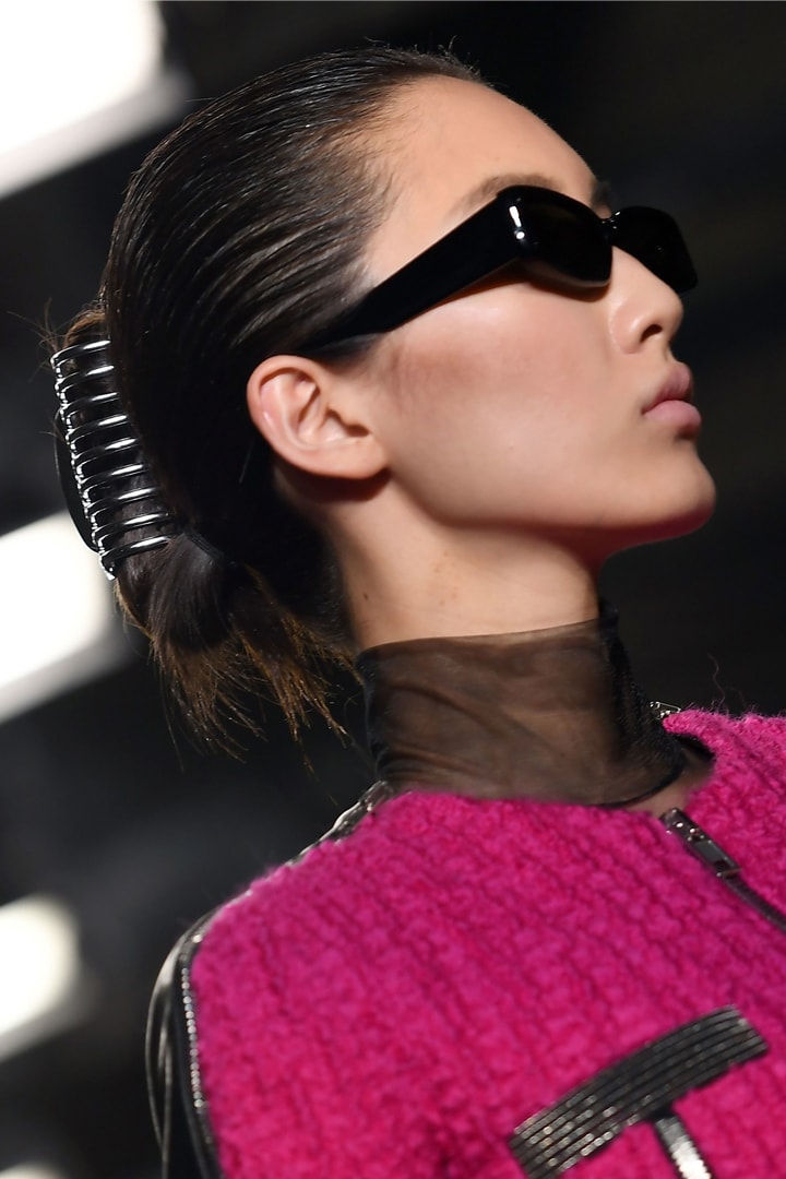 因為 Alexander Wang  老土的「鯊魚夾」即將成為 2018 最潮的髮飾 