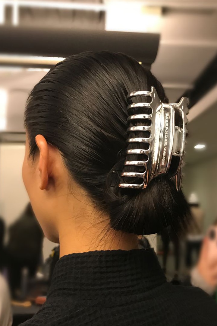 因為 Alexander Wang  老土的「鯊魚夾」即將成為 2018 最潮的髮飾 