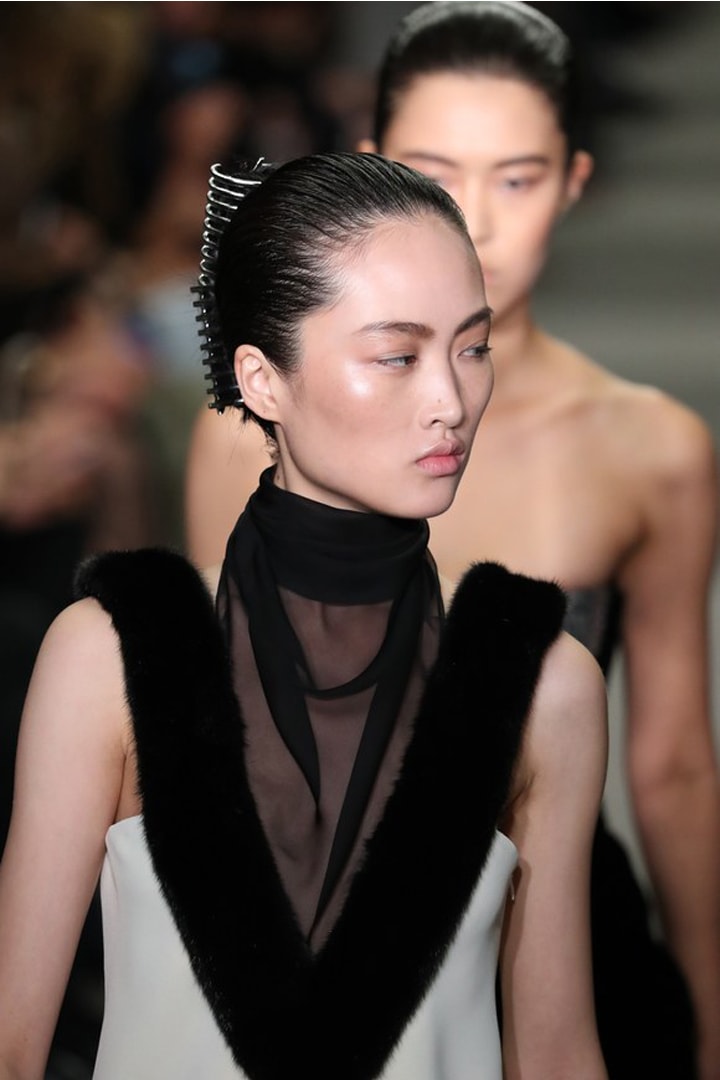 因為 Alexander Wang  老土的「鯊魚夾」即將成為 2018 最潮的髮飾 