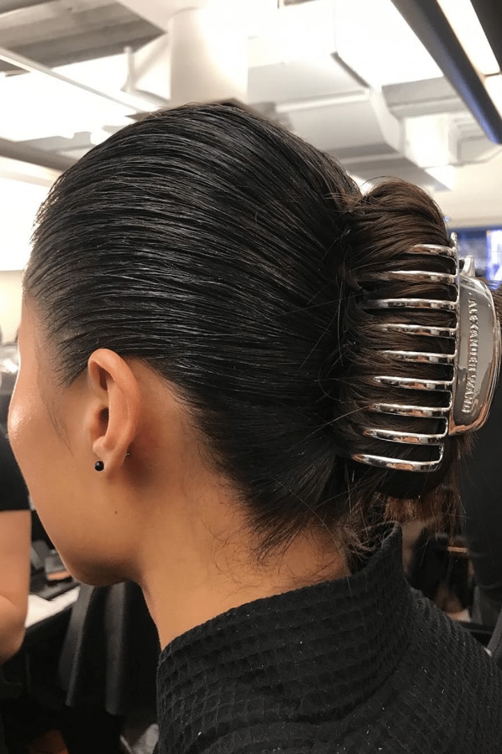 因為 Alexander Wang  老土的「鯊魚夾」即將成為 2018 最潮的髮飾 