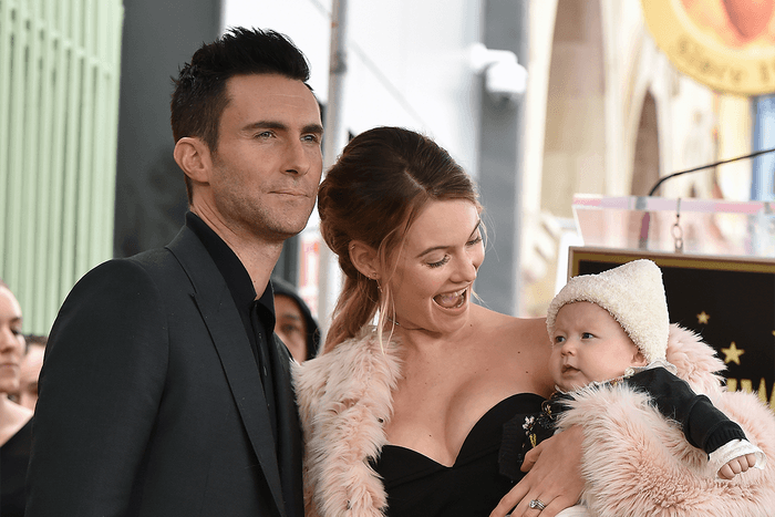 第二個寶寶出世了!Behati Prinsloo、Adam Levine 公開小女兒的首張照片