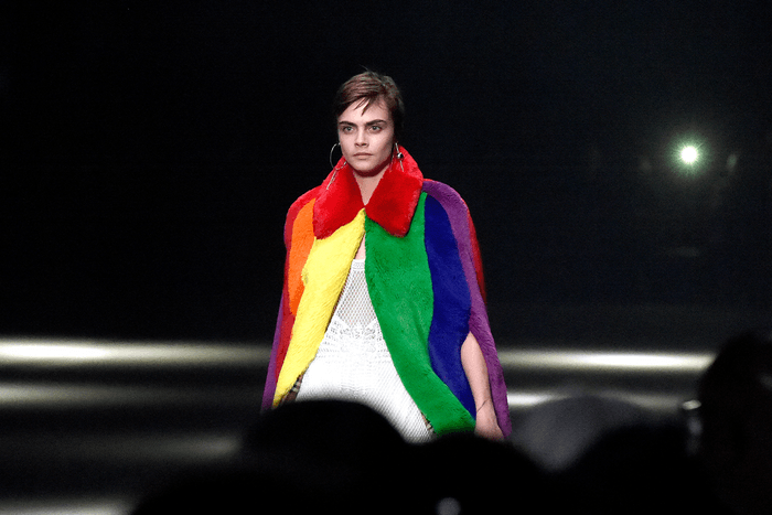 #LFW : Cara Delevingne 重操故業踏上 T 台,讓 Kate Moss 都拍手叫好