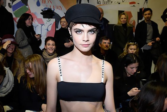 Cara Delevingne 霸氣現身 Dior 時裝騷，示範最流行的時尚飾物：腹肌