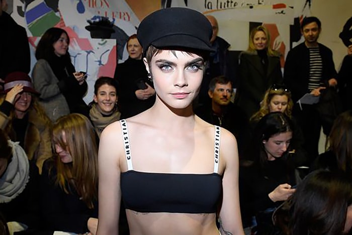 Cara Delevingne 霸氣現身 Dior 時裝騷,示範最流行的時尚飾物:腹肌
