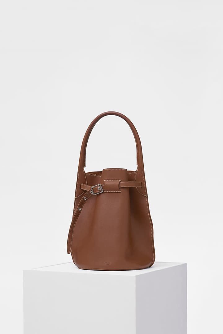 Phoebe Philo 為 Céline 2018 春夏系列設計的 Big Bag Bucket 水桶包