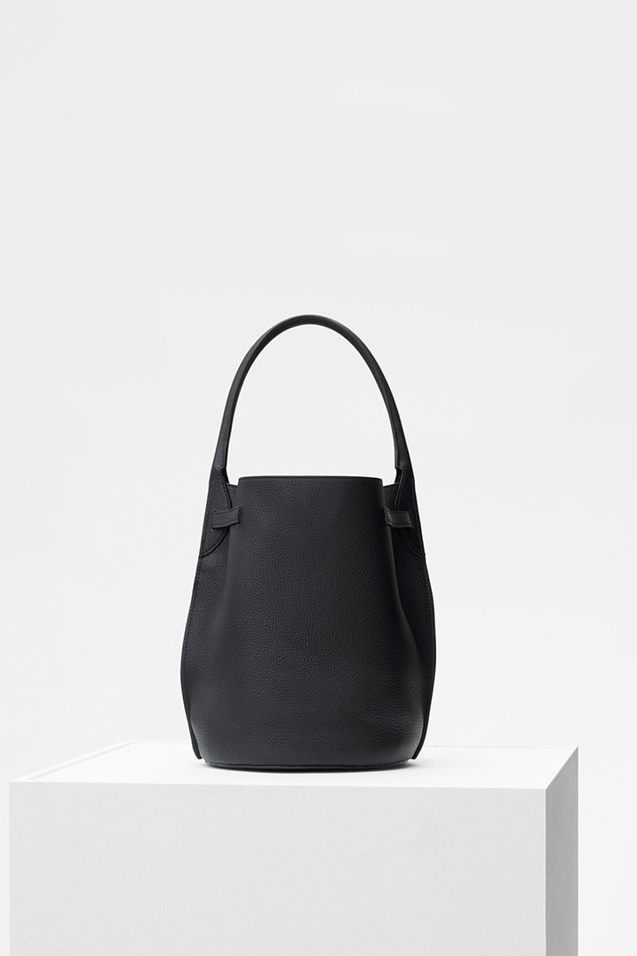 Phoebe Philo 為 Céline 2018 春夏系列設計的 Big Bag Bucket 水桶包
