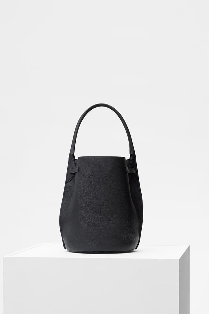 Phoebe Philo 為 Céline 2018 春夏系列設計的 Big Bag Bucket 水桶包