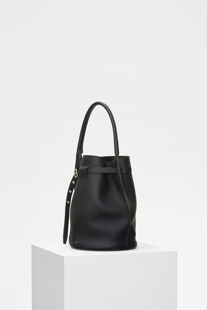 Phoebe Philo 為 Céline 2018 春夏系列設計的 Big Bag Bucket 水桶包