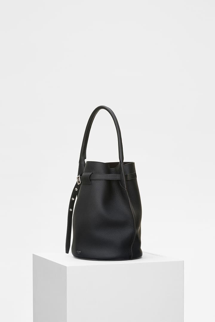 Phoebe Philo 為 Céline 2018 春夏系列設計的 Big Bag Bucket 水桶包