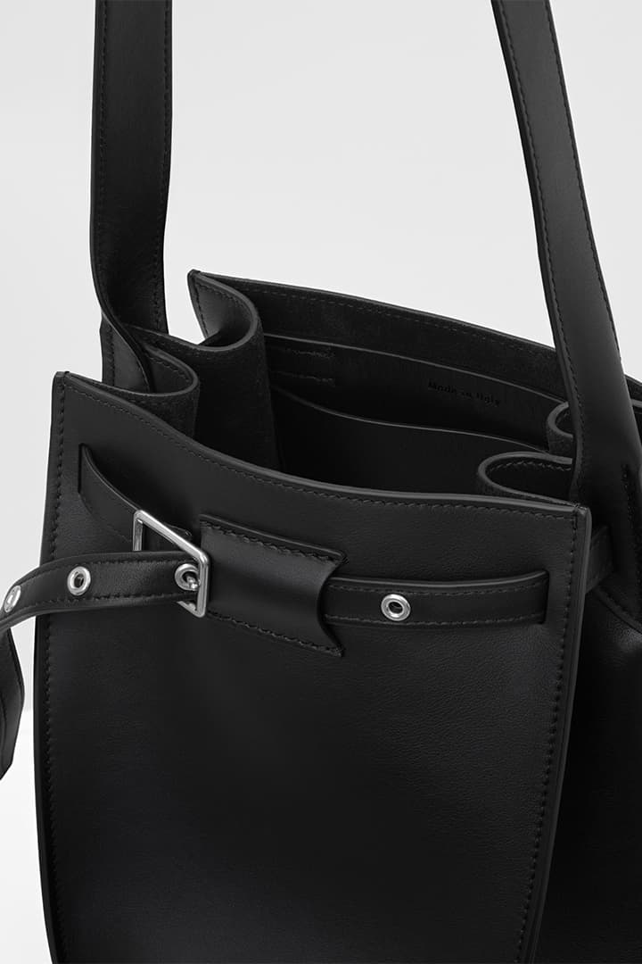 Phoebe Philo 為 Céline 2018 春夏系列設計的 Big Bag Bucket 水桶包