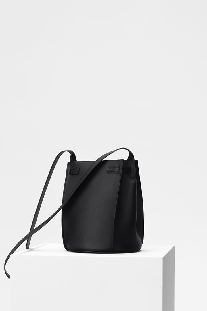 Phoebe Philo 為 Céline 2018 春夏系列設計的 Big Bag Bucket 水桶包