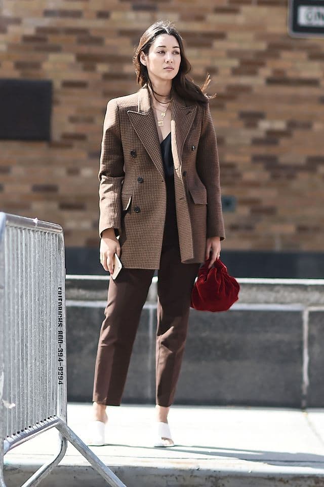 看完達人示範 7 種穿搭配色組合 你會發現棕色才是衣櫃必備